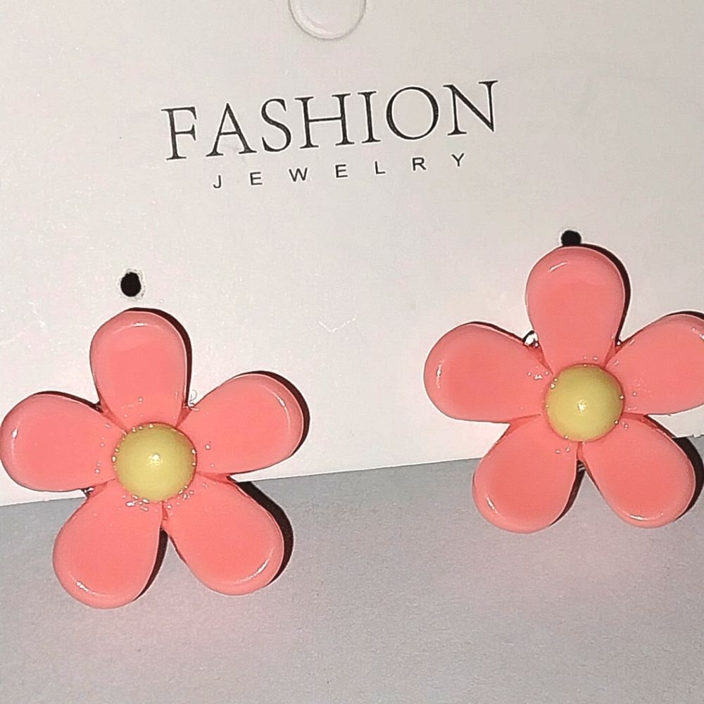 Beautiful girls Peach Floral Clip-on Rarrings for Kids - Picture 4 of 4